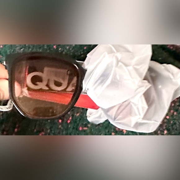 QUAY NWT Coffee Run Sunglasses in Black/Smoke Polar